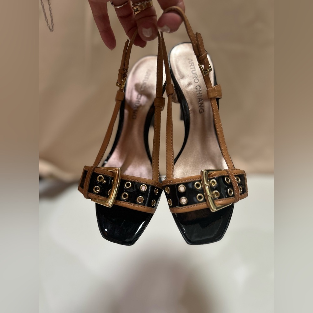 Arturo Chiang Black Tan Heeled Slingback Sandals. Buckle Detail Size 5.5